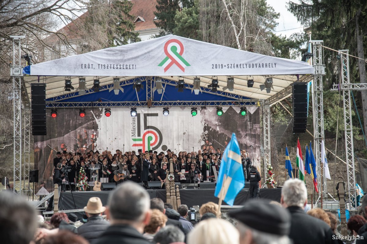 Büntetés a március 15-i zászlók miatt Székelyudvarhely polgármesterének