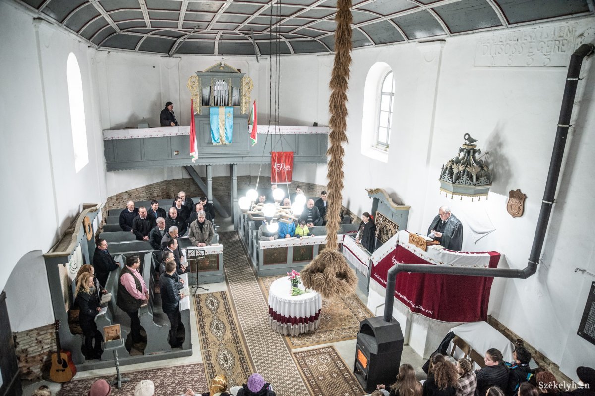 Püspöki áldás a csekefalvi unitáriusok restaurált orgonájára