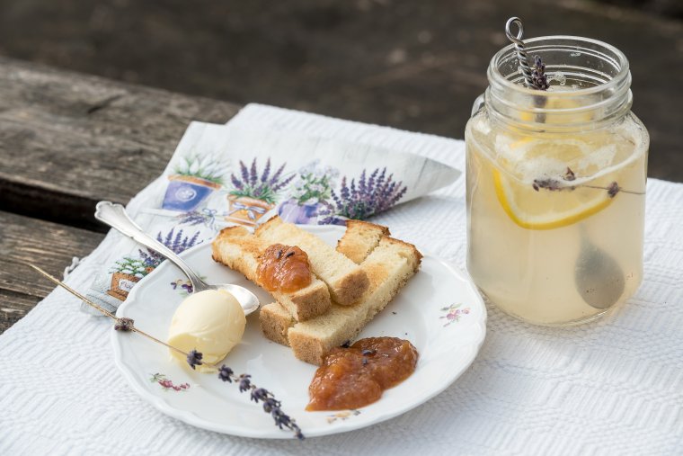 Levendula: nyáridéző szürke napokra – ünnepélyessé teszi asztalunkat az illat-, gyógy- és aromanövény