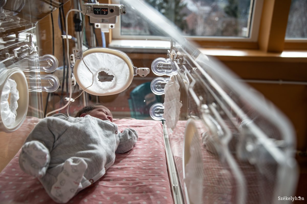 Közösségi adakozásból újabb inkubátorral és egy újraélesztő berendezéssel bővült a székelyudvarhelyi kórház