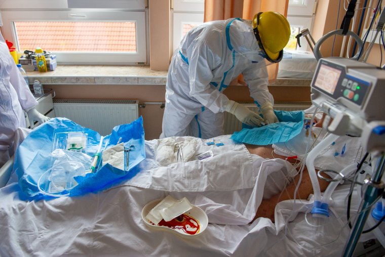 Lassul a fertőzés terjedése Spanyolországban, de sok a fertőzött a kórházakban és az intenzíven