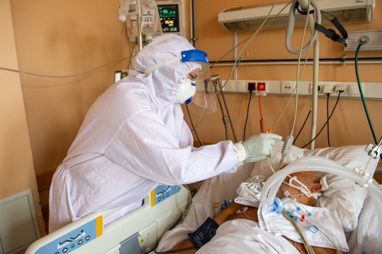 Egy új izraeli gyógyszer napok alatt meggyógyította a Covid-19-betegeket egy tel-avivi kórházban