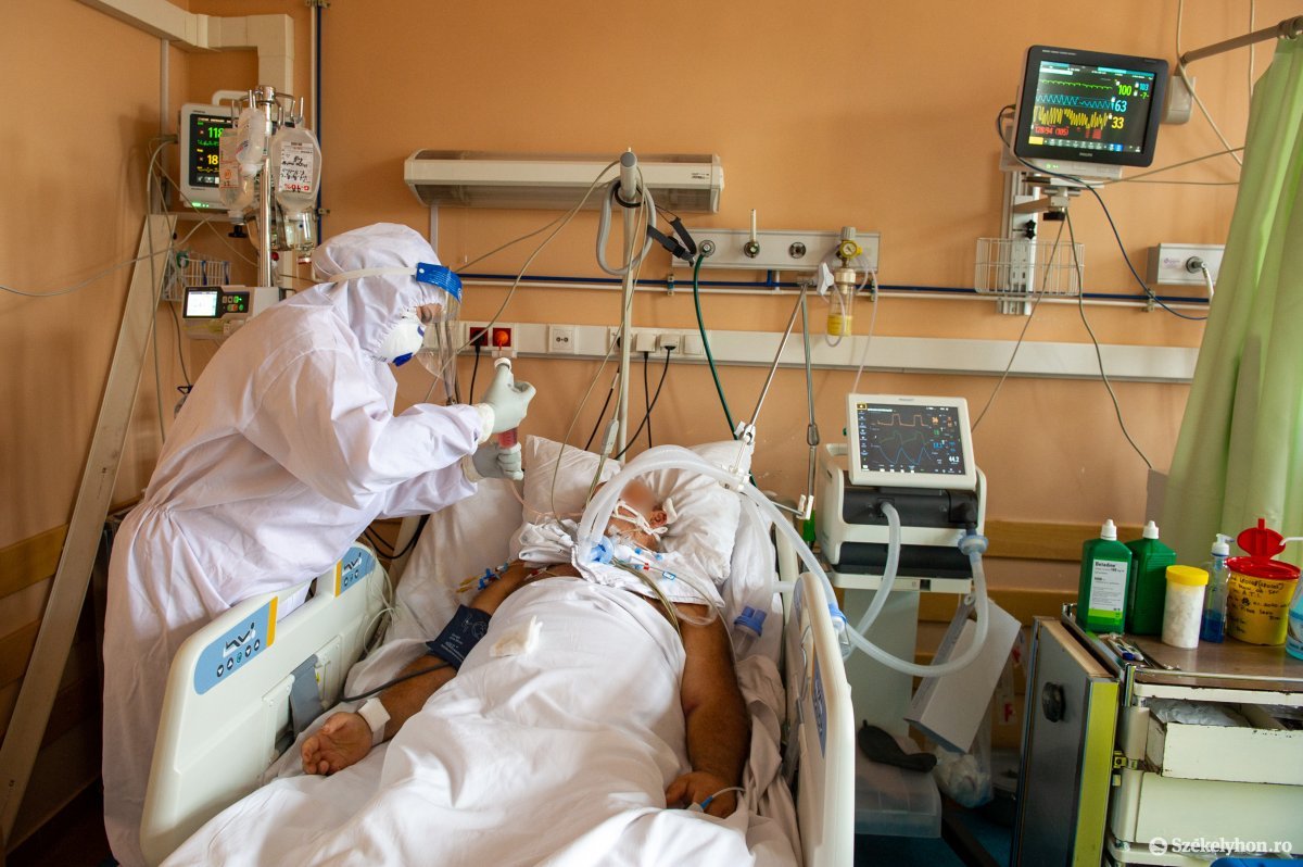 Telítettek az erdélyi kórházak koronavírusos betegekkel, sokan oxigénmaszkban látják be a vakcina fontosságát