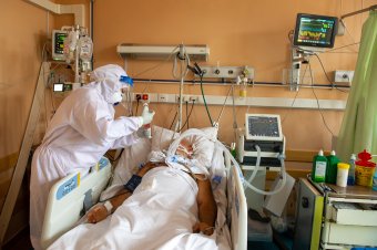 Telítettek az erdélyi kórházak koronavírusos betegekkel, sokan oxigénmaszkban látják be a vakcina fontosságát