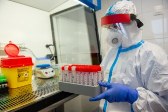 Több mint húsz százalékkal emelkedett múlt héten a koronavírus-fertőzöttek száma Romániában