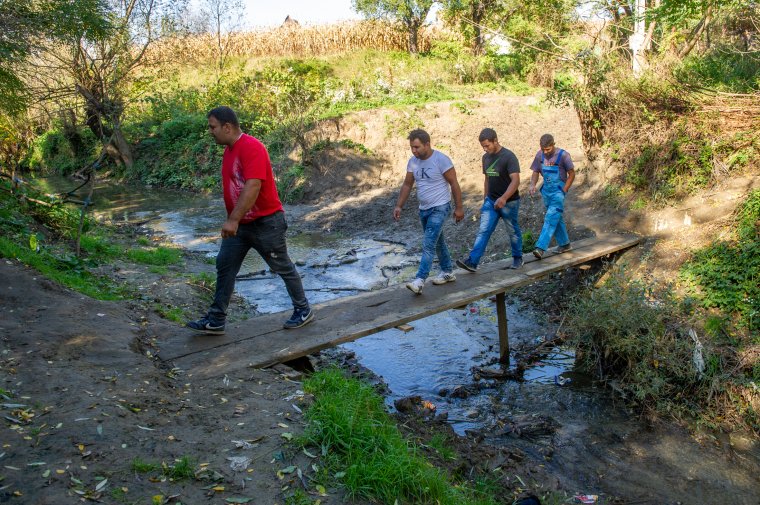 Új hidat építenek a csekefalvi roma közösségnek