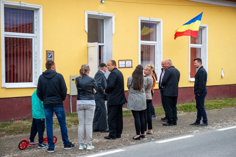 FRISSÍTVE – Elutasította a választási iroda a belügy kérését, 21 órakor zárnak a szavazóhelyiségek