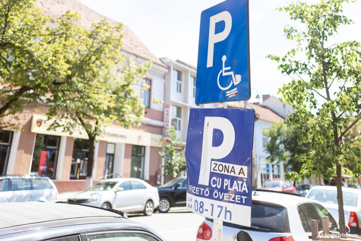A városon kívül lakóknak is jár ingyenes parkolás Székelyudvarhelyen, amennyiben jogosultak erre