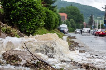 Földcsuszamlás, lezárt út Székelyudvarhelyen – felfordulást okozott az eső