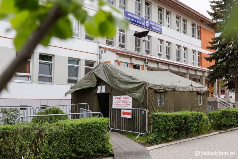 Visszaállították a sátrat a székelyudvarhelyi kórház udvarára