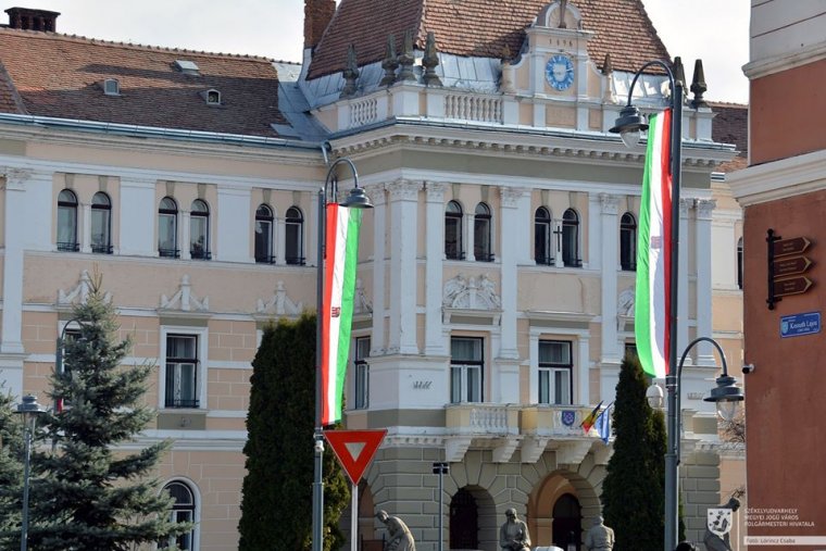 Csak a magyar zászlókat kell eltávolítani a székelyudvarhelyi városháza épületéből a bíróság szerint