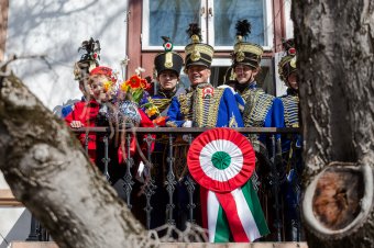 Közös erkélyi himnuszénekléssel „dobták fel” a nem szokványos erdélyi március 15-ét