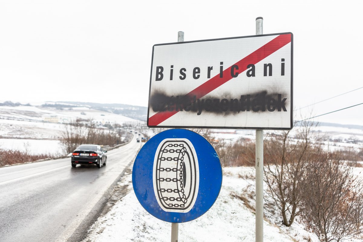 Fekete festékszóróval fújták le a magyar feliratot több helységnévtáblán – frissítve