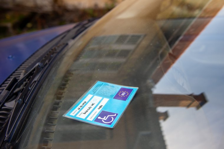 A parkolóhelyek utáni hajszában látványosan megugrott a rokkantkártyával rendelkező sofőrök száma Nagyváradon