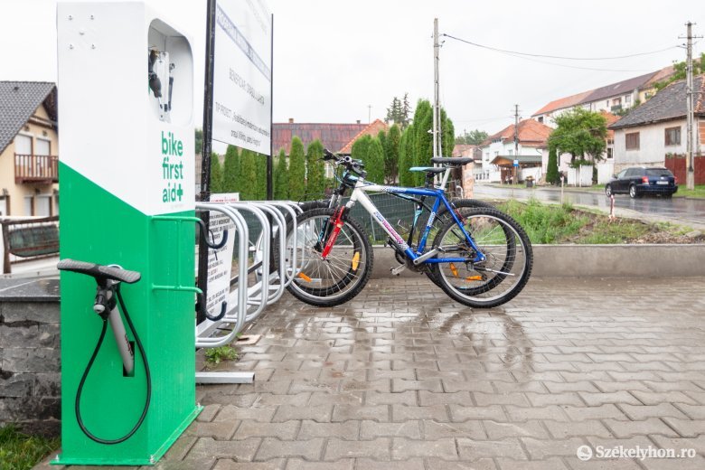 Köztéri kerékpárjavító-állomást és biciklitámaszokat szereltek fel Szentegyházán