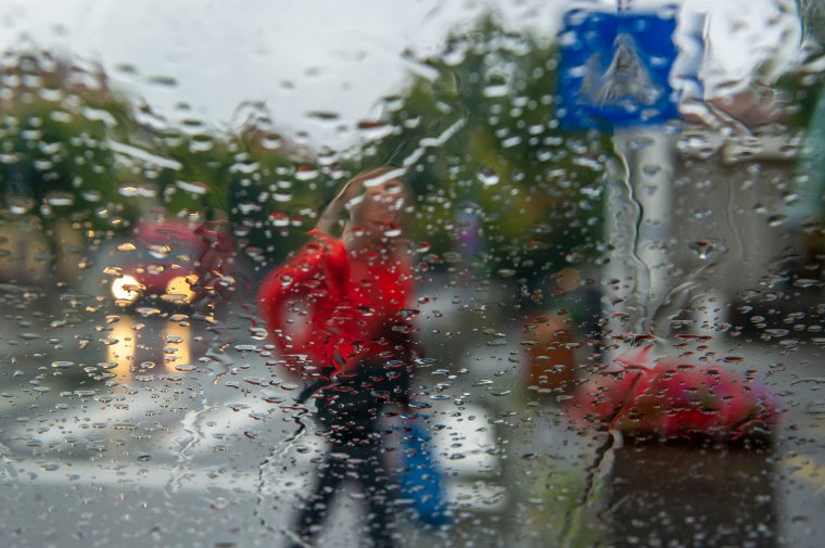 Viharokra és kiadós esőkre figyelmeztetnek a meteorológusok