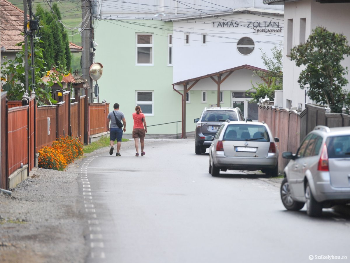 Újabb járdaszakaszokat építenek Zetelakán a gyalogosok biztonsága érdekében