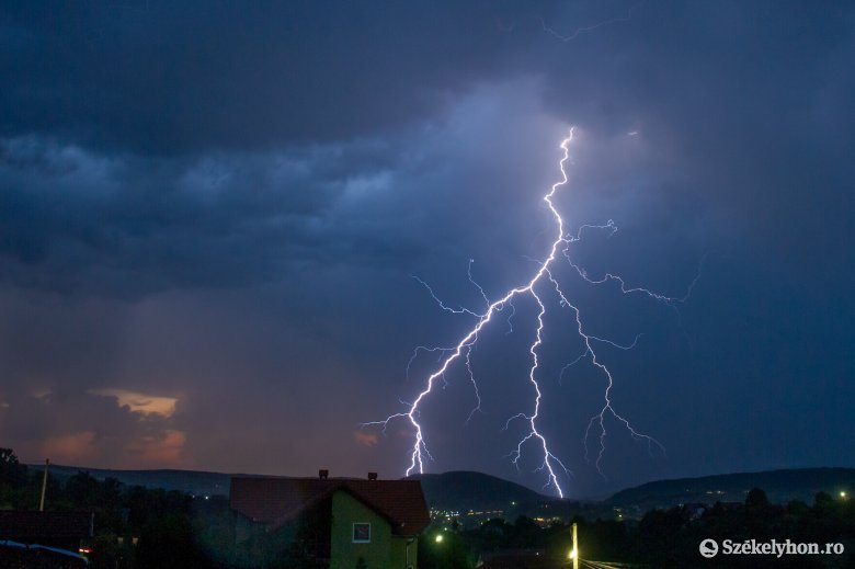 Számos erdélyi megyében alakulhatnak ki viharok kedd estig