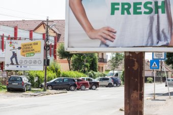 Tilos mostantól reklámtáblák kihelyezése kanyarokba, útkereszteződésekbe, Klaus Iohannis kihirdette a jogszabályt