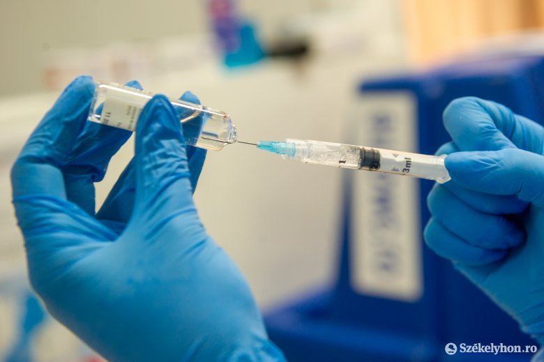 Forgalmazásra javasolta az omikron variáns elleni Pfizer- és Moderna-vakcinákat az Európai Gyógyszerügynökség