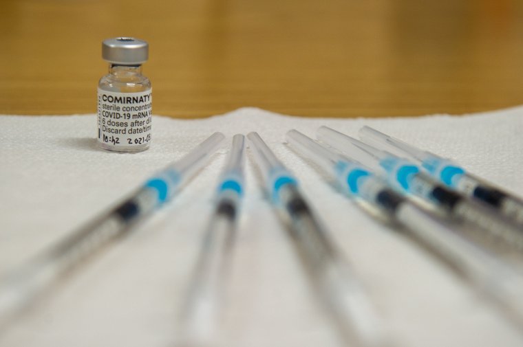 Közel hétszázezer dózis Pfizer-BioNTech vakcina érkezik hétfőn