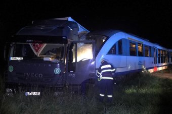 Vonat és teherautó ütközött Székelyudvarhelyen, két személyt kórházba szállítottak