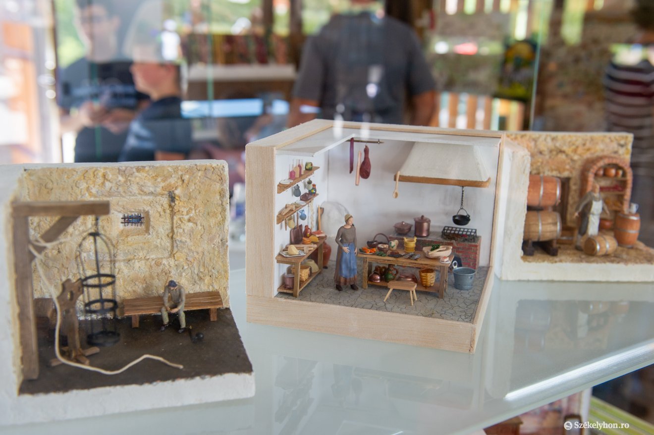 Megnyitották az Ili. S. Miniatures kiállítását a szejkefürdői Mini Erdély Parkban