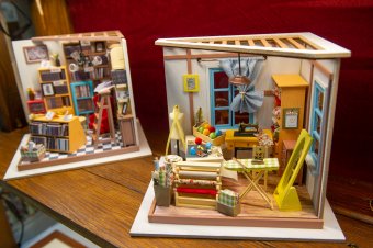 Megnyitották az Ili. S. Miniatures kiállítását a szejkefürdői Mini Erdély Parkban