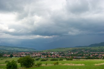 Marad a viharos időjárás: sárga és narancssárga riasztás van érvényben számos erdélyi megyében
