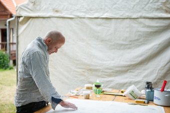 Képzőművészek alkotnak a Nagy-Küküllő partján
