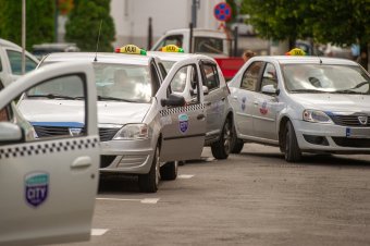 Dráguló taxizás: taktikázni a megmaradás és az eltűnés között