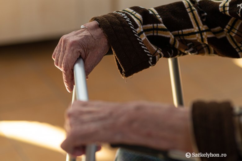 Embertelenül bántak több mint száz idős személlyel Bukarest melletti öregotthonokban, meztelenül könyörögtek alamizsnáért