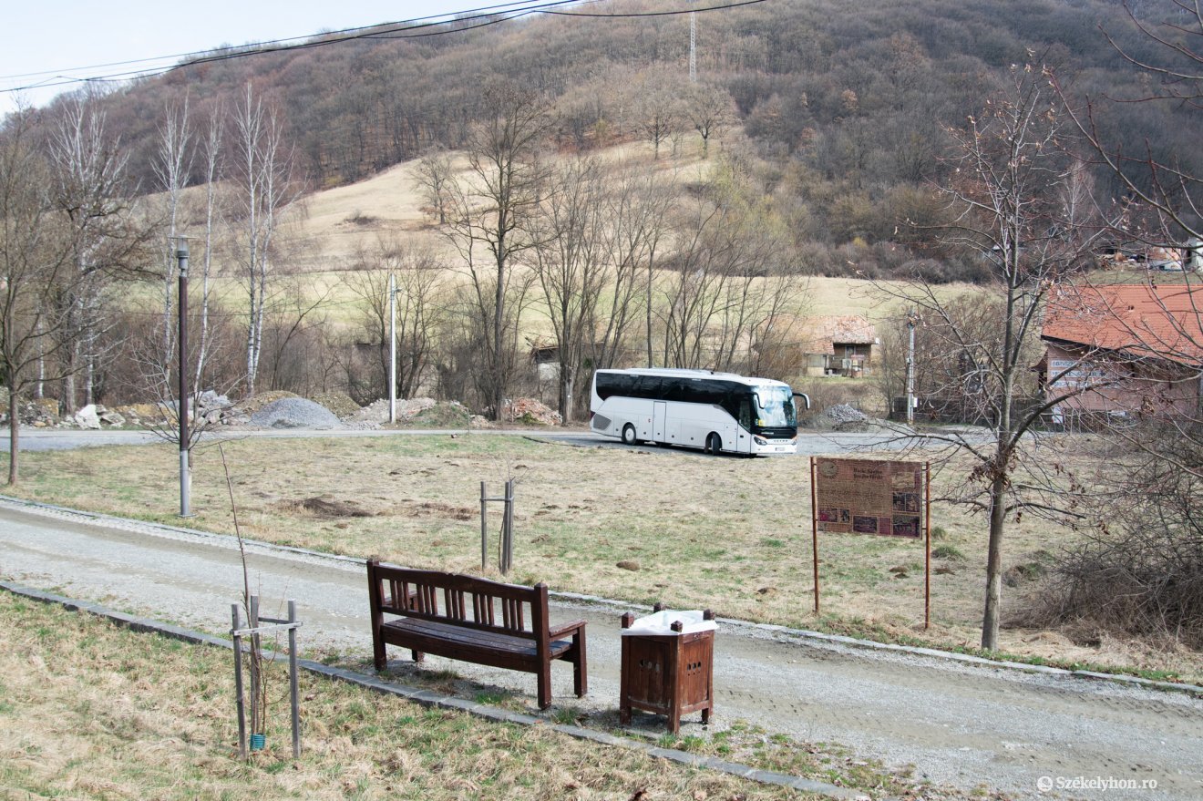Készülnek a turistaidényre, parkolókat alakítanak ki a Szejkefürdőn