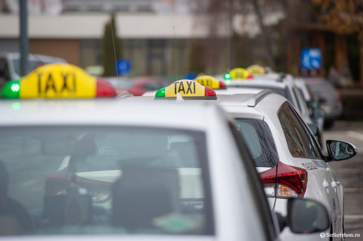 Fehérre cserélhetik „hőmágnes” autóikat a sepsiszentgyörgyi taxisok