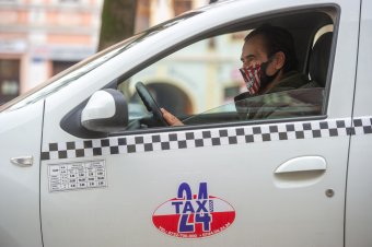 Biztonsági üvegből készült ablakokkal kell ellátni a taxikat
