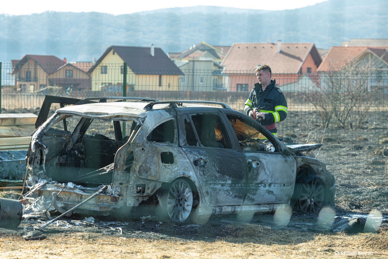 Tarlótűz pusztított a Csereháton: sérüléseket szenvedett egy tűzoltó, egy autó teljesen kiégett