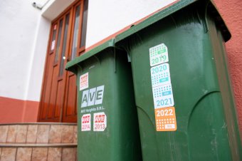  Színes matricákkal csökkentenék a hulladékgazdálkodási csalásokat Székelyudvarhelyen