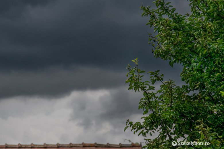 FRISSÍTVE – Viharok váltják a kánikulát; erős szélre, felhőszakadásokra figyelmeztetnek a meteorológusok
