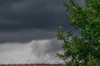 FRISSÍTVE – Viharok váltják a kánikulát; erős szélre, felhőszakadásokra figyelmeztetnek a meteorológusok