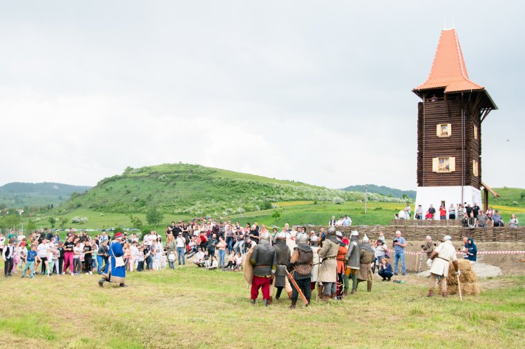 Különleges őrtorony épült Nagygalambfalván – középkori harcászati bemutatókkal ünnepelték a megnyitását