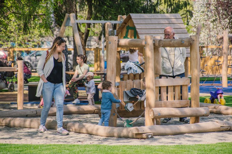 Megnyílt Székelyudvarhely legkorszerűbb játszótere a városi parkban