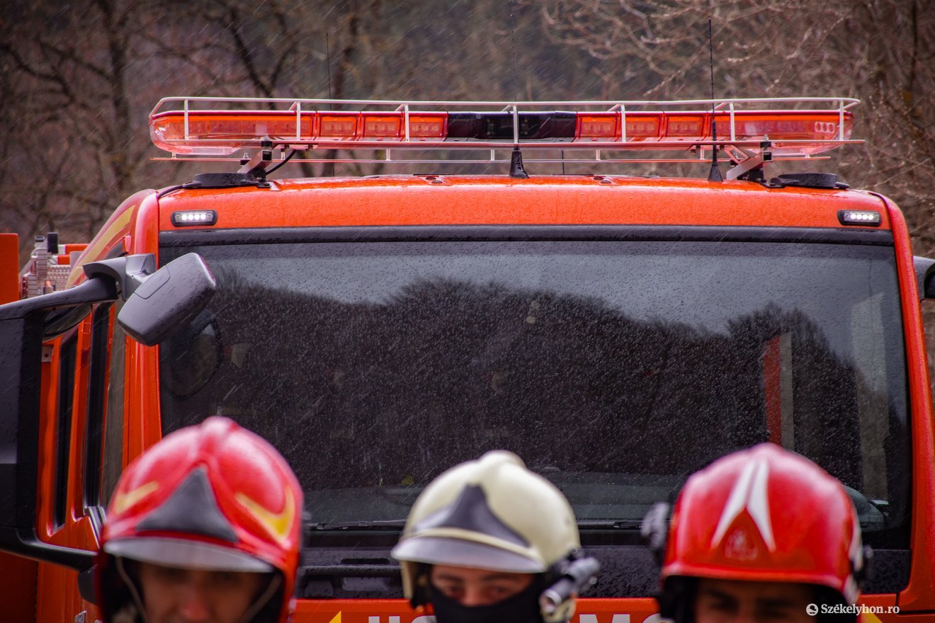 Egyszer csak füstölni kezdett, majd lángokba borult töltés után egy Dacia Spring (videóval)