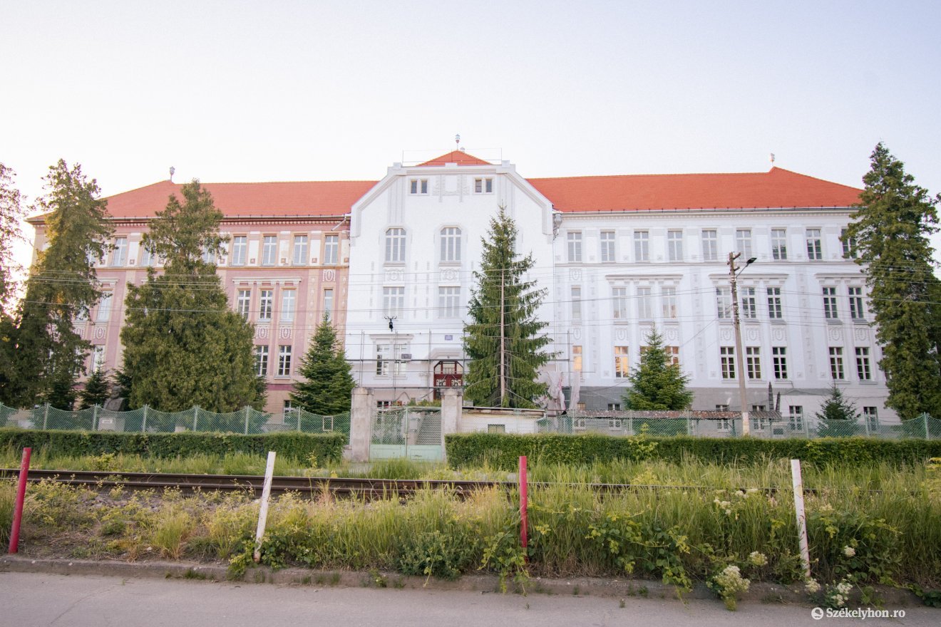 Kezdi visszanyerni eredeti színét a Zeyk Domokos Szakközépiskola épülete