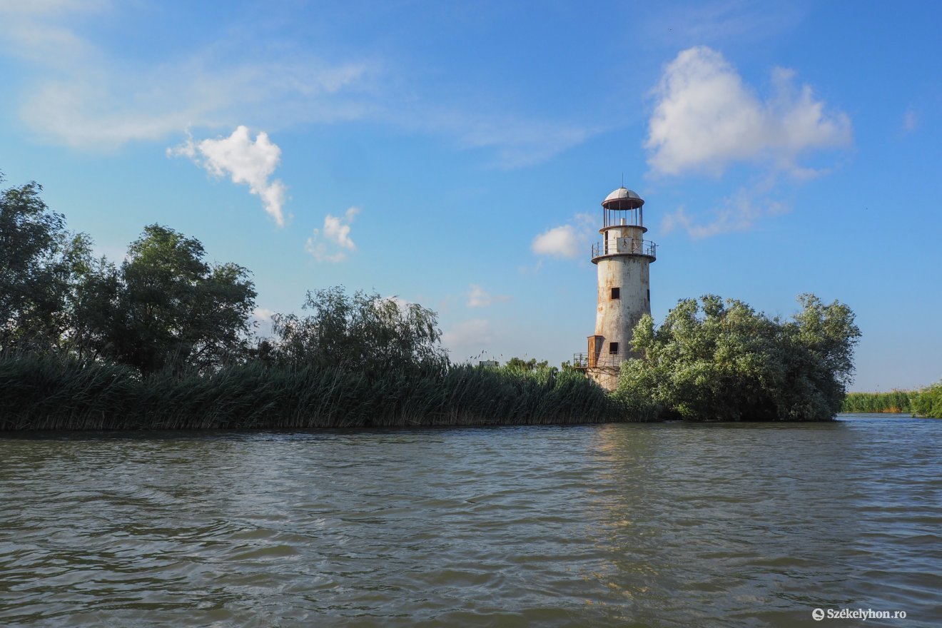 Elhagyatott világítótorony a Duna egykori torkolatánál •  Fotó: Fülöp-Székely Botond