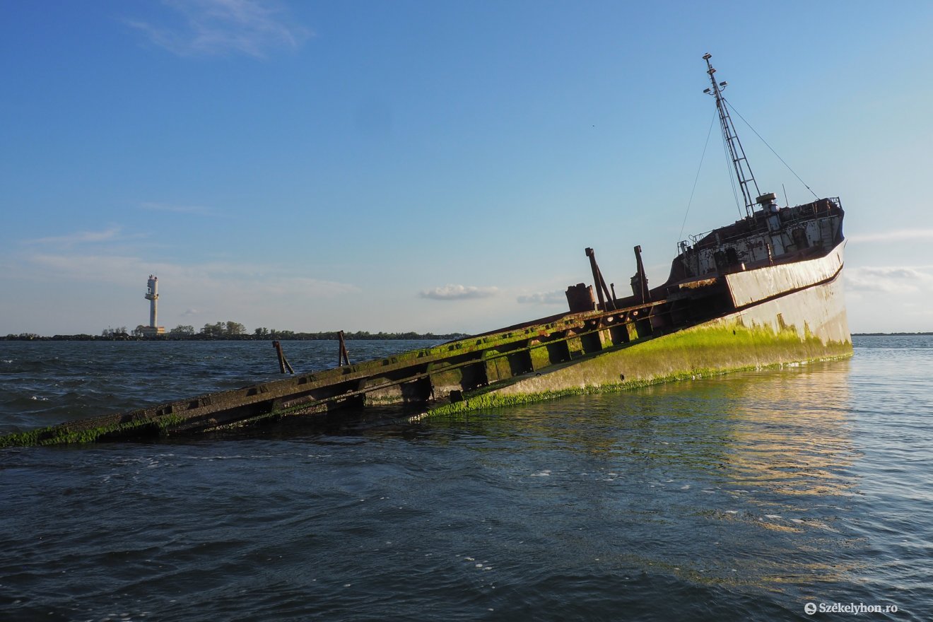 Zátonyra futott egy török hajó a Duna torkolatánál •  Fotó: Fülöp-Székely Botond