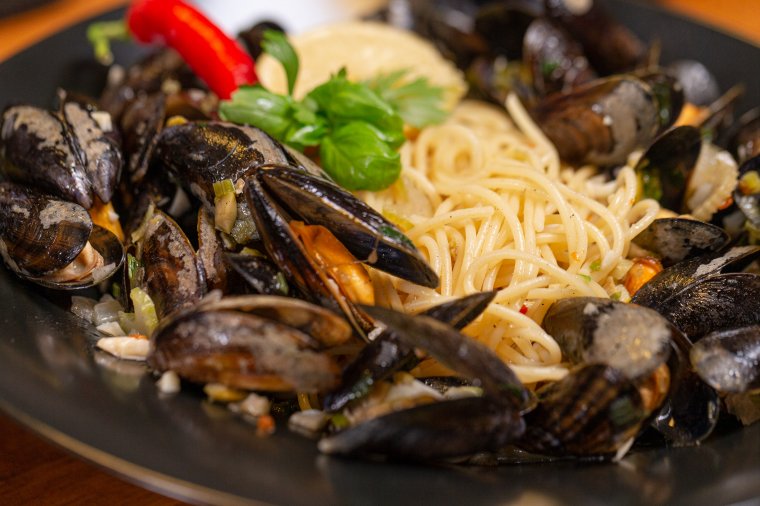 Kagyló alapú mediterrán étel az ebédlőasztalon