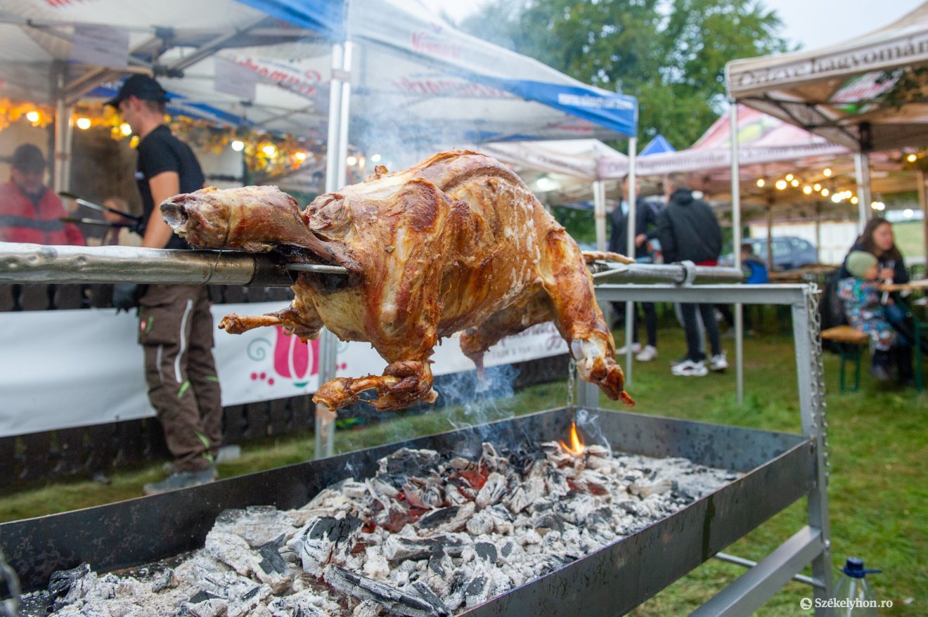 Családi ünnepségek és közösségi események különleges fogása: nyárson sült bárány