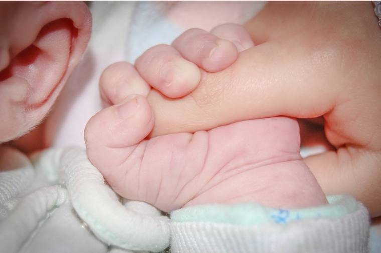 Sterilitás, gyorsaság, zajmentesség – a babák füllyukasztásának legfontosabb feltételei