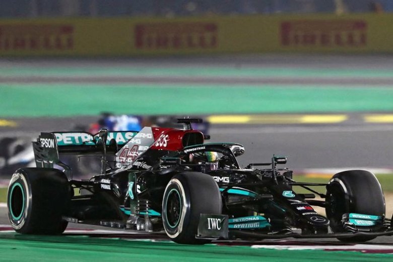 Hamilton nyert Katarban, így csökkentette a hátrányát