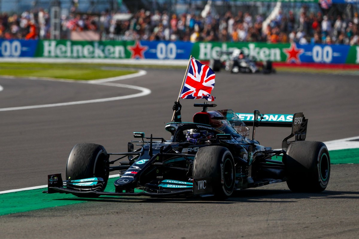 Hamilton győzött Silverstoneban, Verstappen már az első körben kiesett